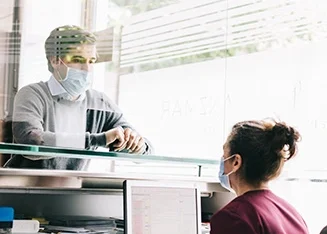 Atencion-al-cliente-en-Clinica-Dental-Sanzmar Recepción moderna en nuestra clínica dental en Madrid, especializada en implantes y ortodoncia